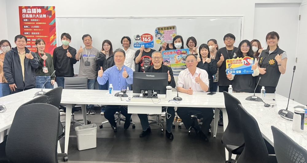 《圖說》中和分局長陳宇桓〈中〉率領識詐宣導團,前往位東森購物總部,宣導「投資詐騙防制」。〈中和分局提供〉