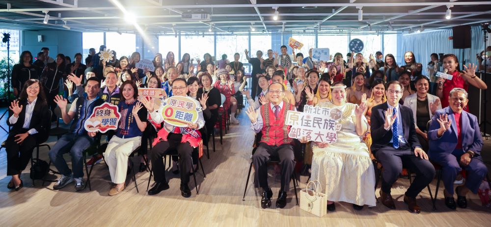 《圖說》新北市原住民族部落大學今年成立20週年,除有多位前來祝賀的貴賓外,特別邀請南島語族國家外賓前來,象徵未來將有更多國際原住民族文化交流,前排左三原民局長林瑋茜。(圖/新北市政府原民局提供)