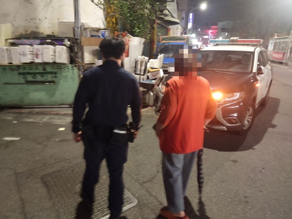 《圖說》三重暖警溫馨護送8旬長輩返家。〈三重分局提供〉