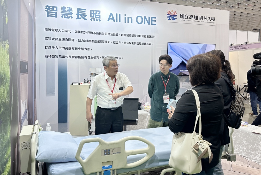 ▲智慧語音導入長照為市場未來趨勢(左一為高科大謝其昌老師)。(圖/高科大提供)