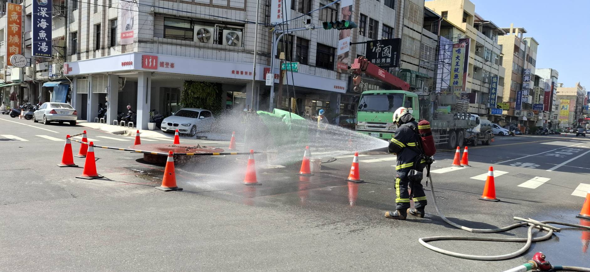 施工挖破瓦斯管 瓦斯外洩驚動居民 消防急灑水止漏防護 - https://www.watchmedia01.com