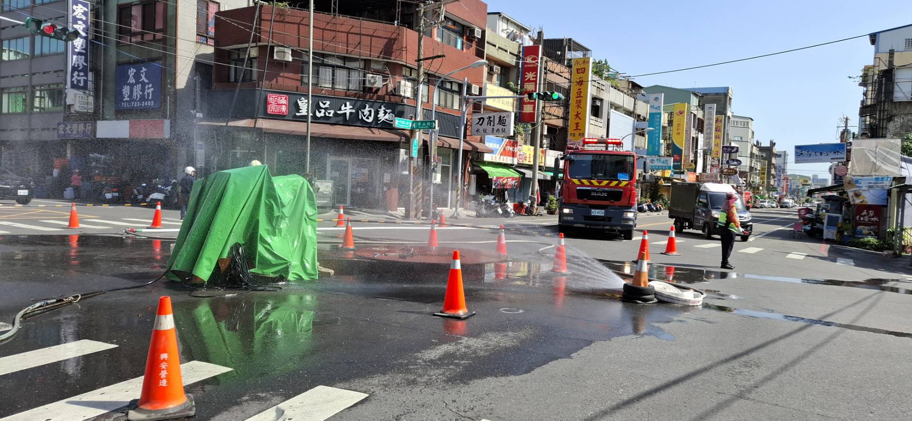 施工挖破瓦斯管 瓦斯外洩驚動居民 消防急灑水止漏防護 - https://www.watchmedia01.com
