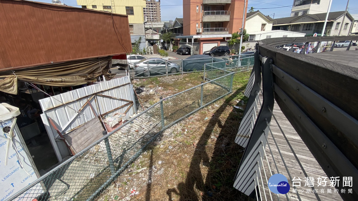 150平方公尺畸零地屬於農田水利署與市府建設局共同持有,被圍籬切成兩半。