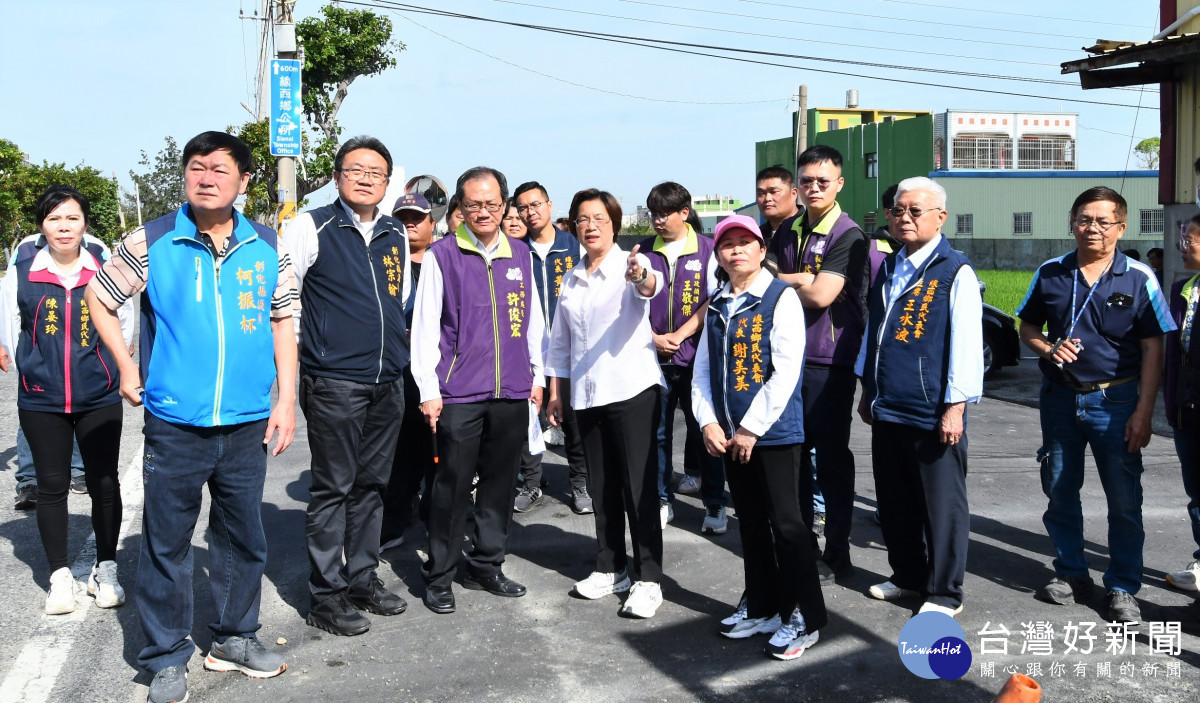 縣長王惠美視察道路(線西中央路一段)。圖／記者鄧富珍翻攝