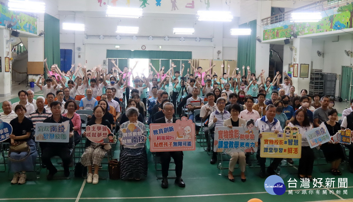 許縣長梁董及其團隊與來賓等見證捐贈投影機。（記者扶小萍攝）