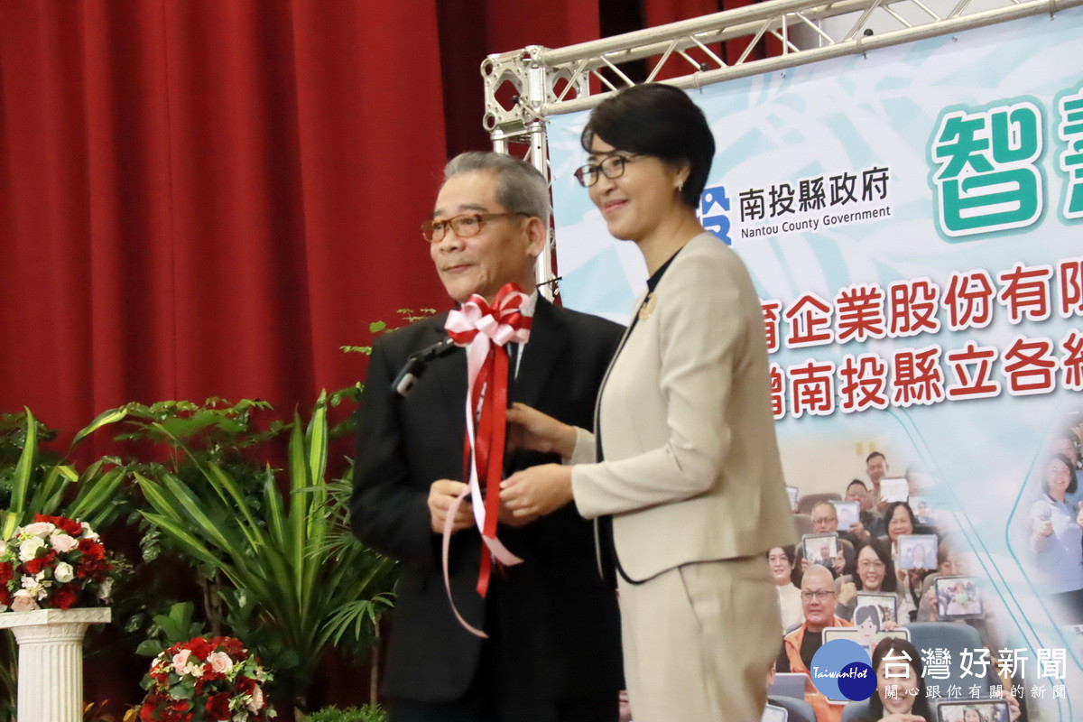 梁董事長捐贈南投縣1774臺投影機。(記者扶小萍攝)