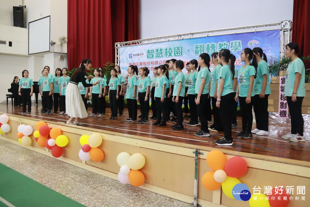 平和國小合唱團美聲獻唱。(記者扶小萍攝)