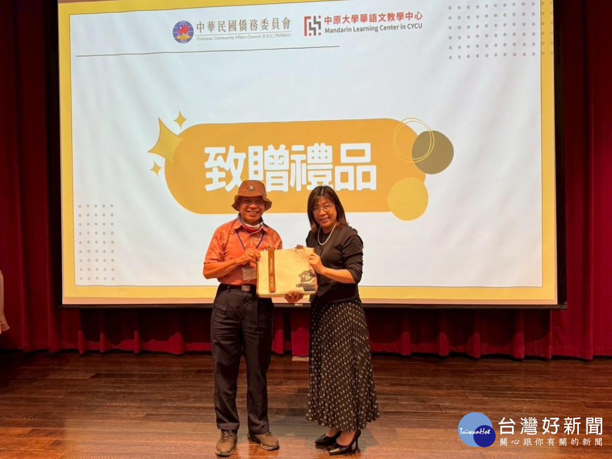  僑委會致贈禮品，由泰北地區光復高級中學劉啓光主任(圖左)代表受禮。