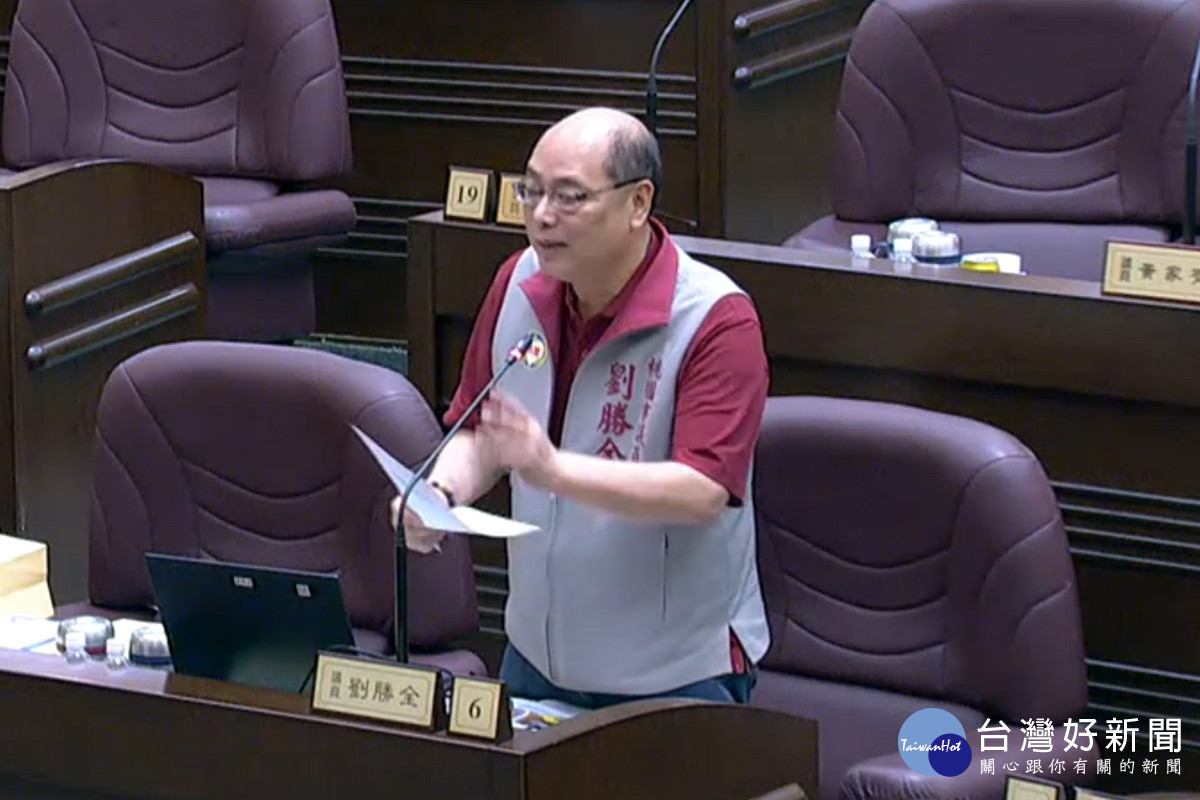 桃園市議員劉勝全於議事堂上進行質詢。