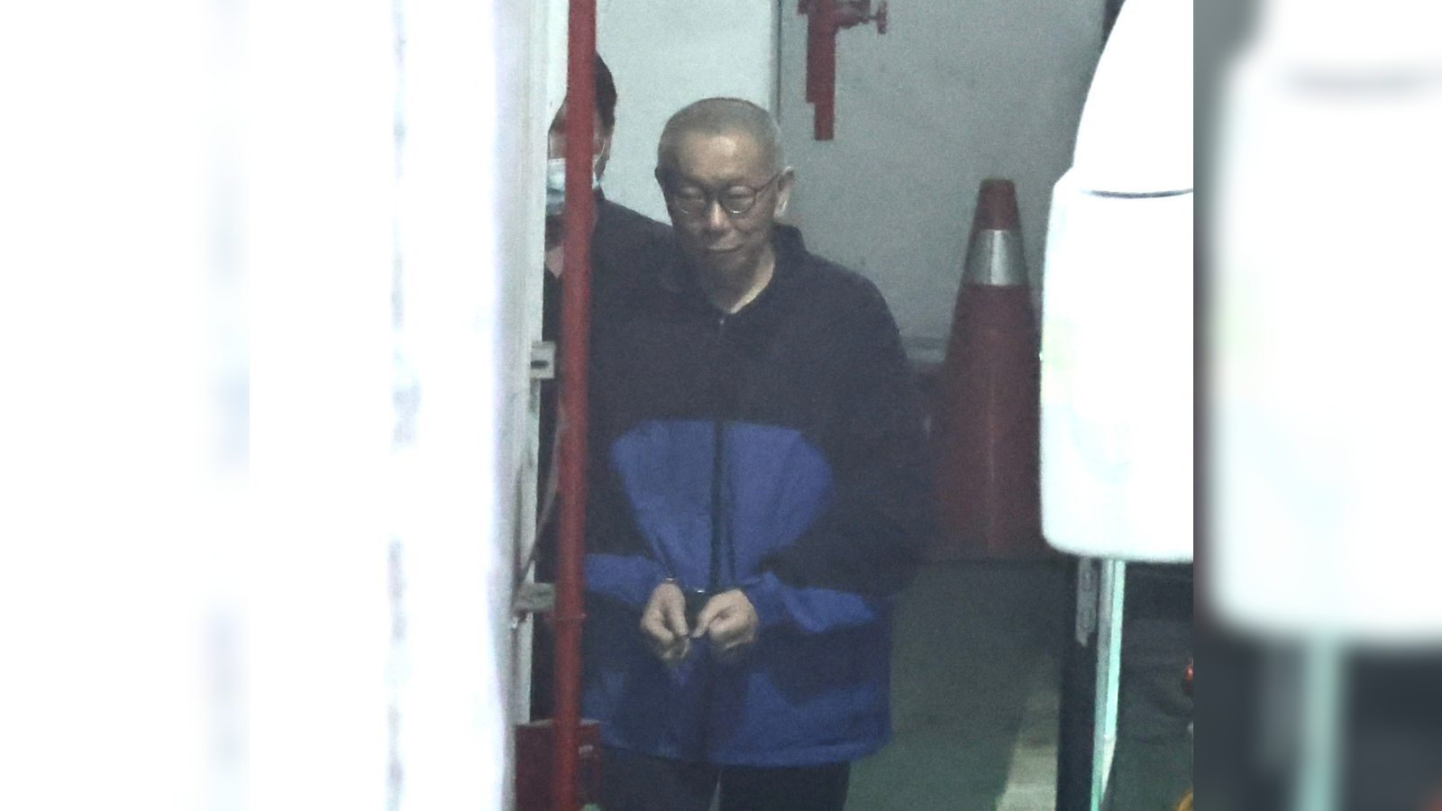 深陷京華城及政治獻金案的前台北市長柯文哲17日北院提審出庭。林啟弘攝