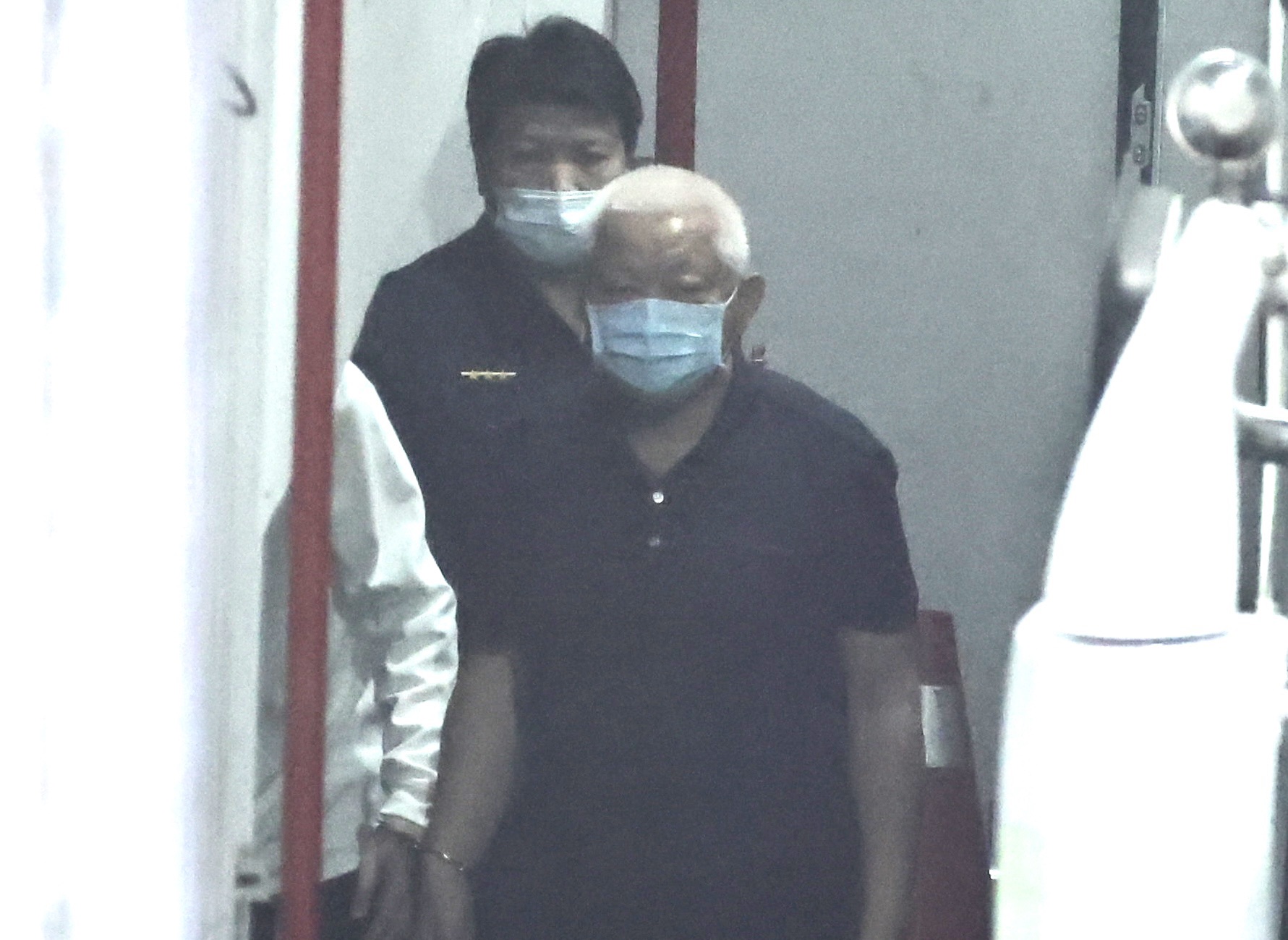 一頭白髮的台商黃取榮因有民進黨關係，涉嫌被吸收成共諜，滲透進總統府和外交部等機敏單位，台北地院今天召開延押庭。林啟弘攝