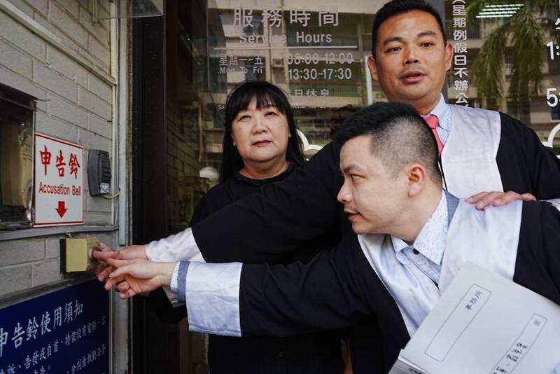民進黨山地原住民立委伍麗華(後左)罷免案,伍麗華質疑領銜人張芳碩抄名冊、蒐集連署書過程違法,17日在告訴代理人律師陳君瑋(後右)及律師黃翊勛(前右)陪同下,前往屏東地檢署按鈴申告。 中央社