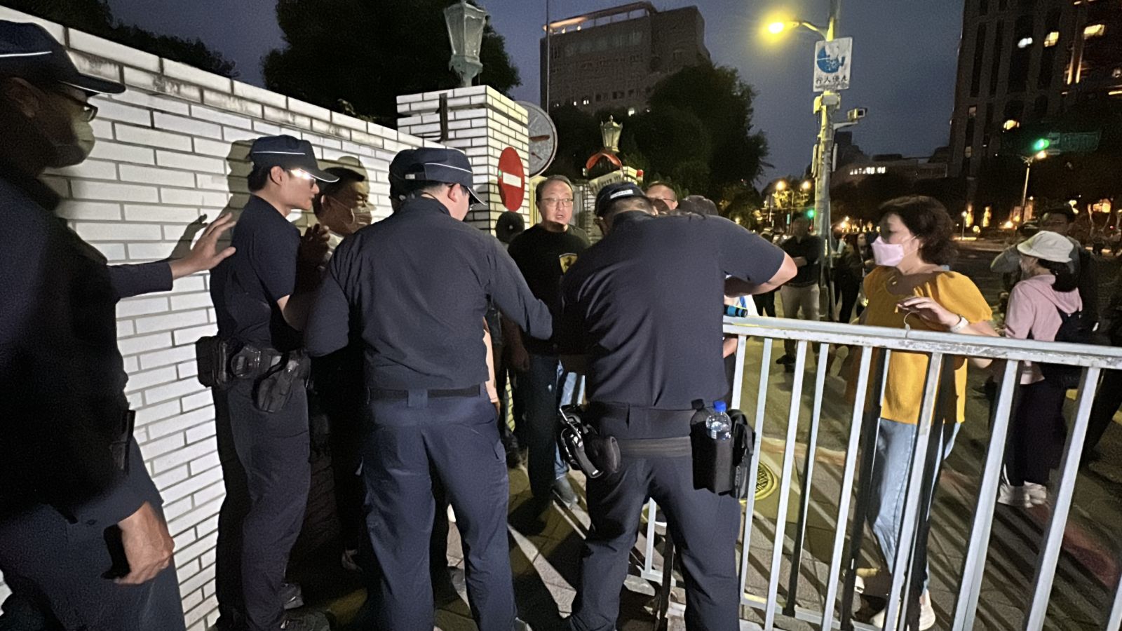 警方陸續拉出管制範圍(遊行禁止區)引發群眾不滿怒嗆。林啟弘攝