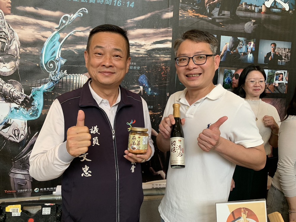 南笨港休閒農業區何明錡經理（右）與陳文忠議員。何經理建議遊客可以安排兩天一夜或三天兩夜都很好玩。（圖/記者陳惲朋攝）