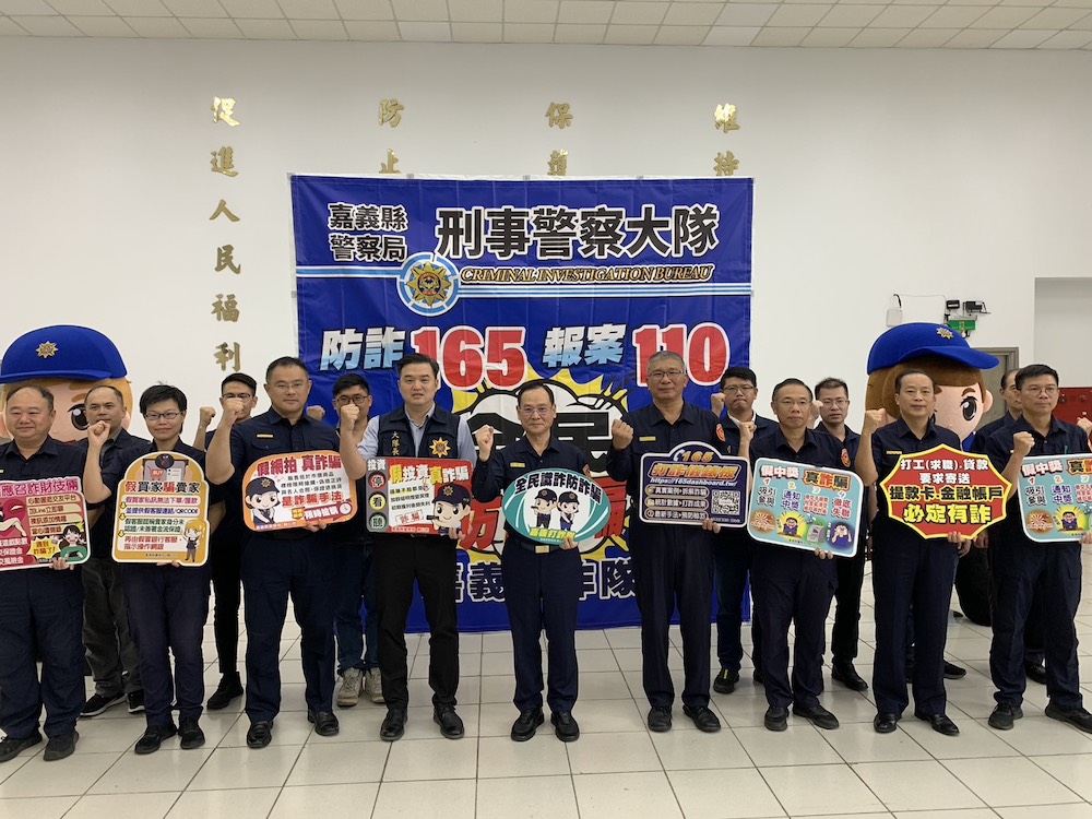 李權哲局長(中)親自主持「打擊詐欺犯罪成效破案記者會」。(圖/記者陳惲朋攝)