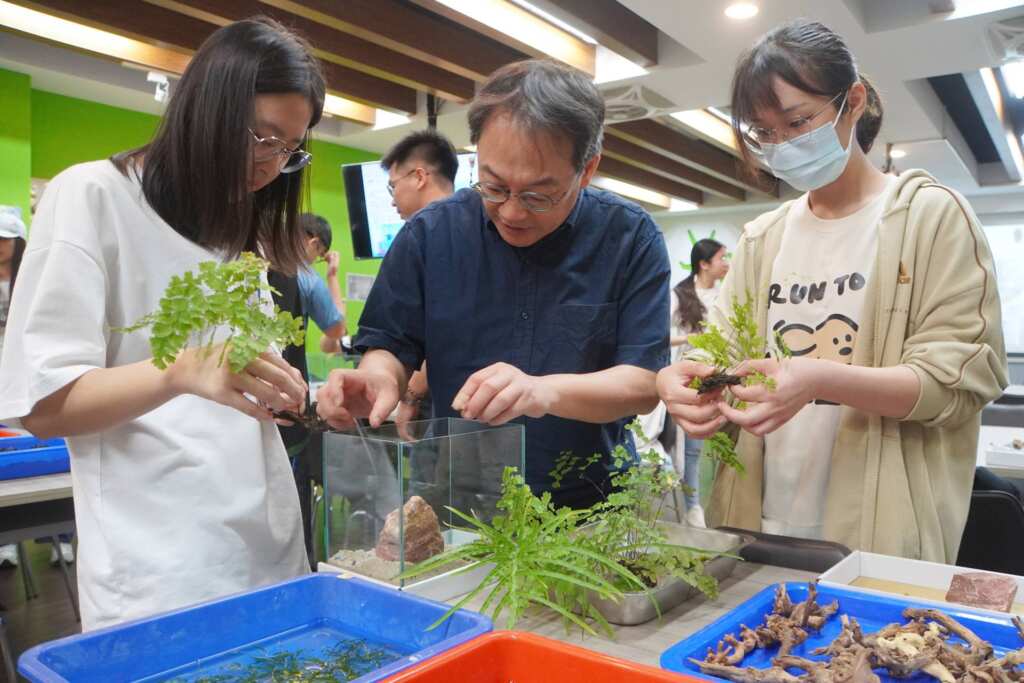 ▲大葉大學藥保系吳建一老師(中)帶領學生製作微生態缸。（記者林明佑翻攝）