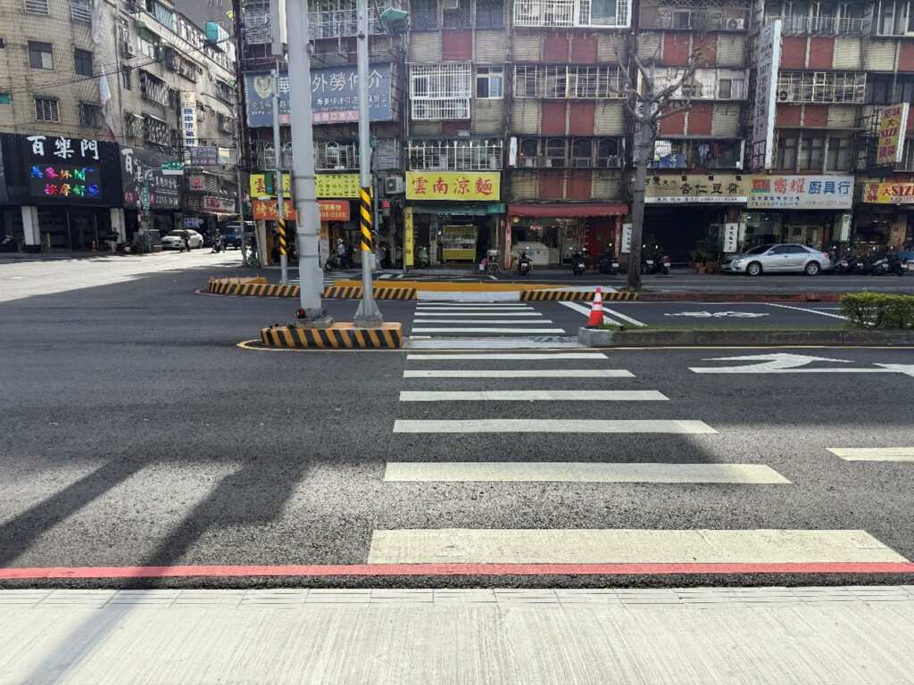 ▲新莊區中華路與中誠街口行穿線退縮。（新北市交通局提供）