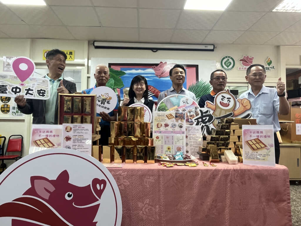 「安農．金好禮」聯名禮盒結合花卉設計與在地精選食材。