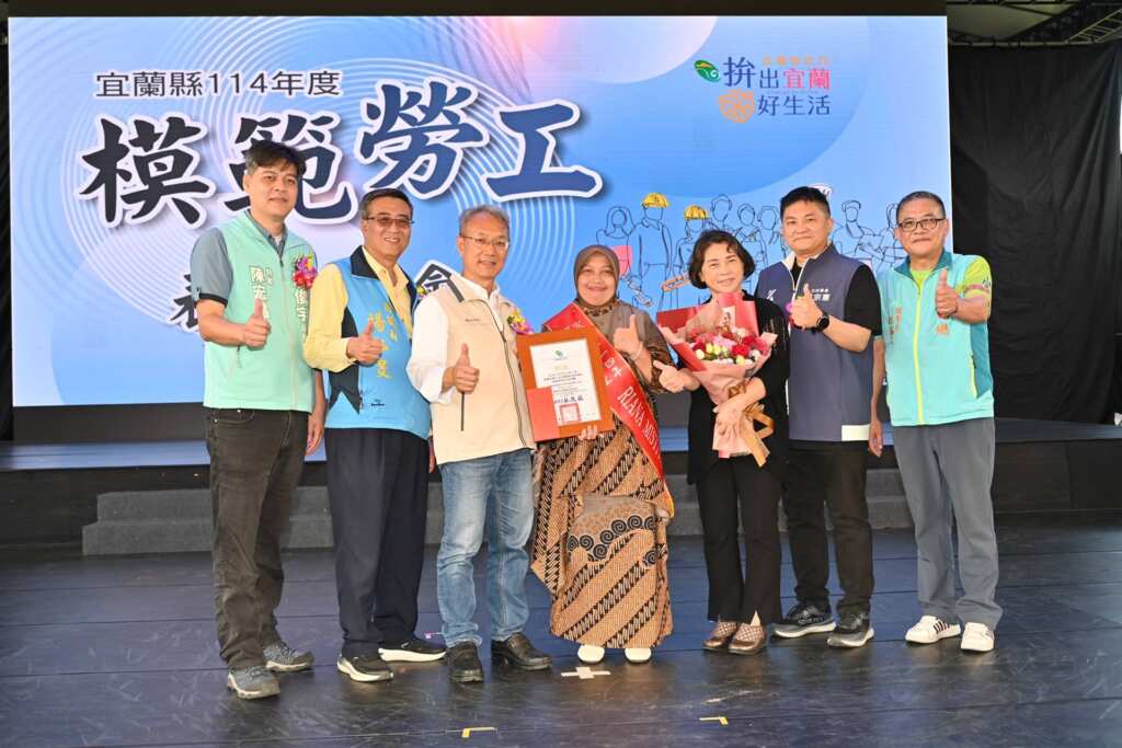 ▲印尼的RIANA MISTIYANTI(阿弟)頒獎照。（宜蘭縣勞工處提供）