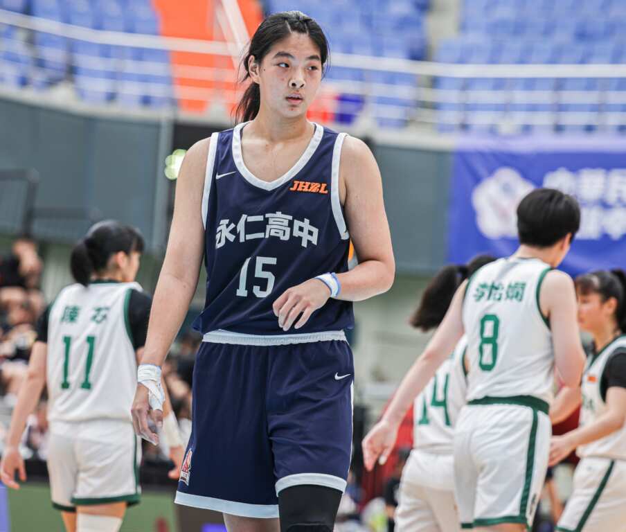 14歲小女孩喬麗爾一枝獨秀，帶領永仁高中國女球隊摘下二連勝。 (大會提供)