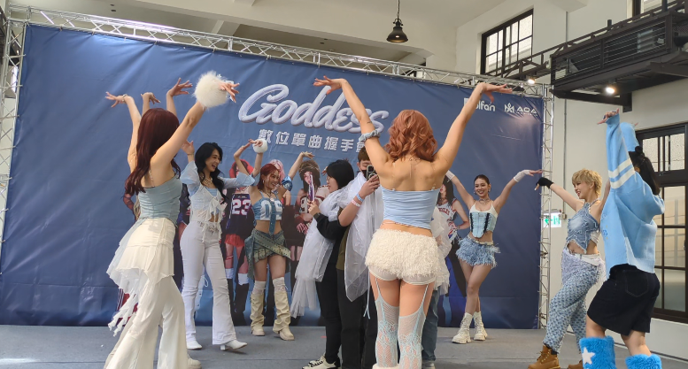 HUR+現場進行女神祈福大會,幫粉絲祈求好運氣