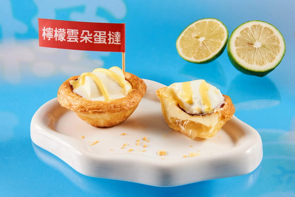 肯德基「檸檬雲朵蛋撻」內餡結合濃郁蛋奶香、清新檸檬果泥與鮮榨檸檬汁,最上層澎潤棉花糖如雲般鬆軟,帶來猶如漫步於夏日藍天的輕盈享受