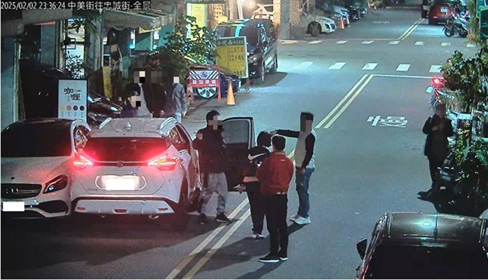 ▲圖說:沒有駕照的楊姓竊嫌偷走車輛還撞車逆停路中,遭民眾當場活逮 (圖/台中市政府 提供)