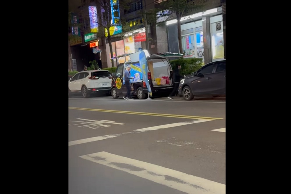 罷團汐止狹路擺攤拉人連署 何元楷批:罔顧民眾安危 230 罷團汐止狹路擺攤拉人連署 何元楷批:罔顧民眾安危 229