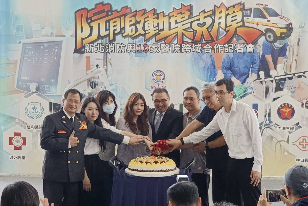 新北消防與13間醫院跨域合作「院前啟動葉克膜」　侯友宜：15年救回2647人 217