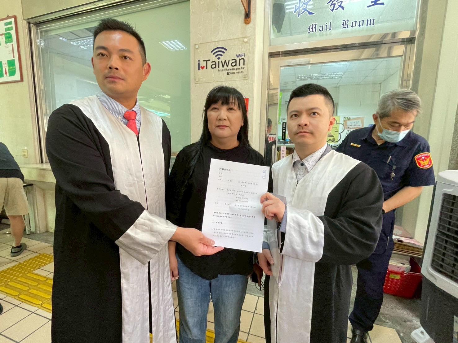 伍麗華赴屏東地檢提告 控罷免領銜人涉偽造連署、違反個資法 206 伍麗華赴屏東地檢提告 控罷免領銜人涉偽造連署、違反個資法 205