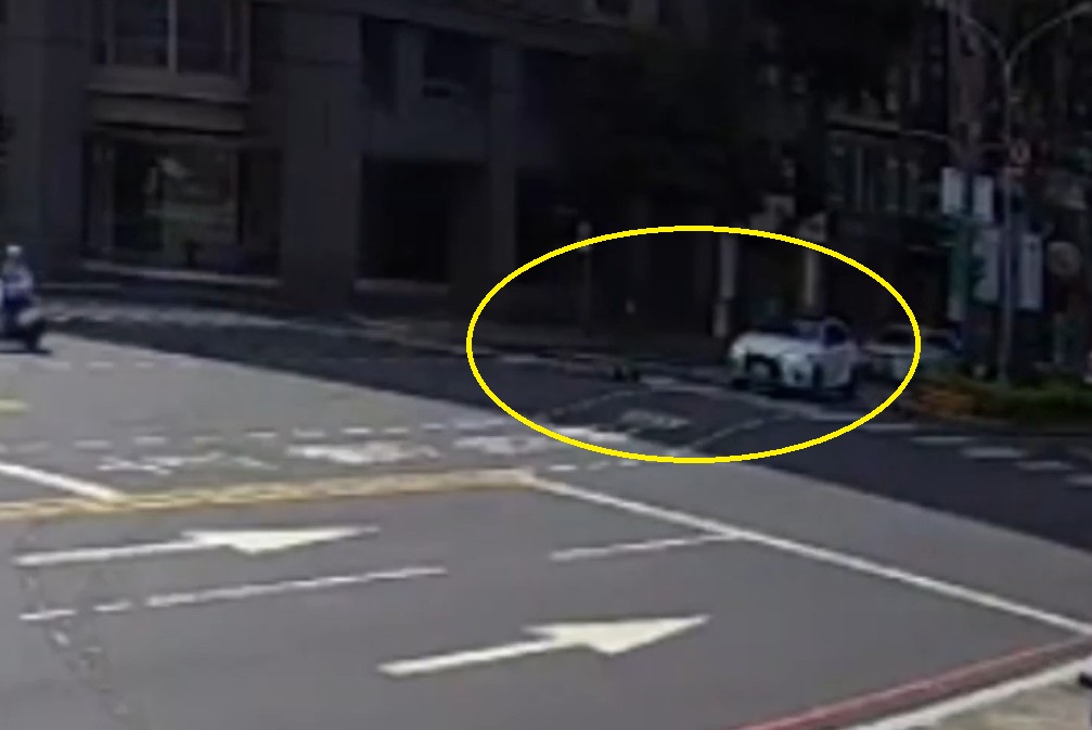 情緒不穩跳車捶引擎蓋 開罰不依規定擅自穿越車道 192 cnews204250417a02