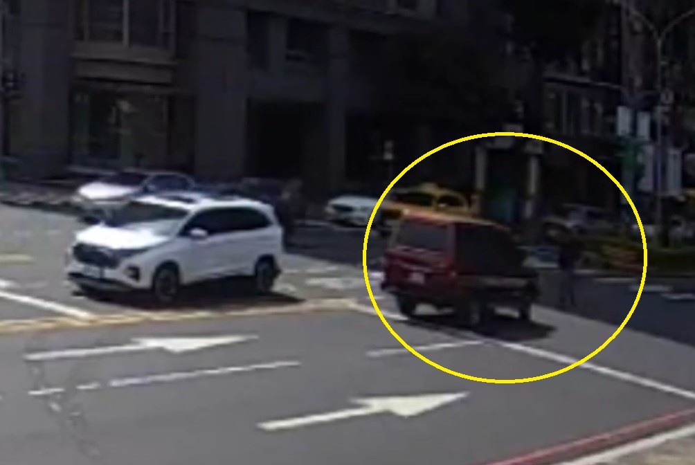 情緒不穩跳車捶引擎蓋 開罰不依規定擅自穿越車道 193 cnews204250417a03