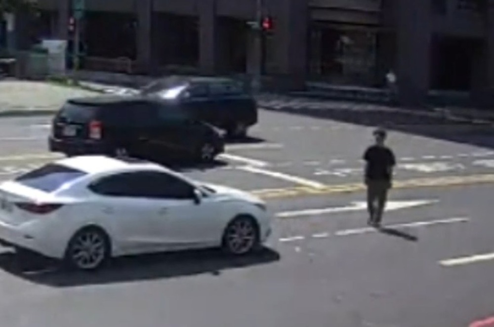 情緒不穩跳車捶引擎蓋 開罰不依規定擅自穿越車道 194 cnews204250417a04