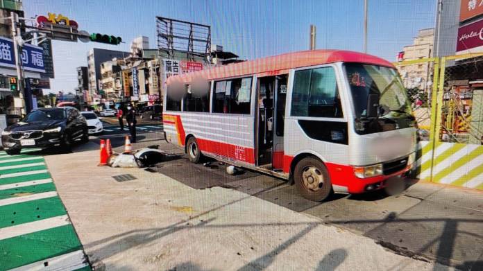 疑與大車並行驚險釀禍 八德7旬婦擦撞客運受傷送醫 59 775121 0