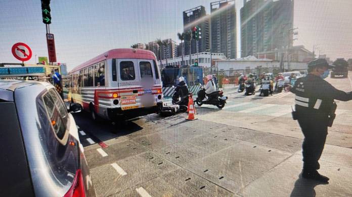 疑與大車並行驚險釀禍 八德7旬婦擦撞客運受傷送醫 60 775122 0