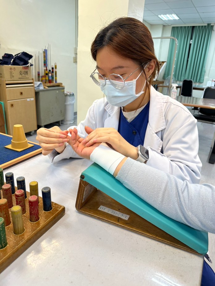 7旬婦滑倒手腕腫脹變形 部桃醫助她恢復正常生活 69 S 89702780 0