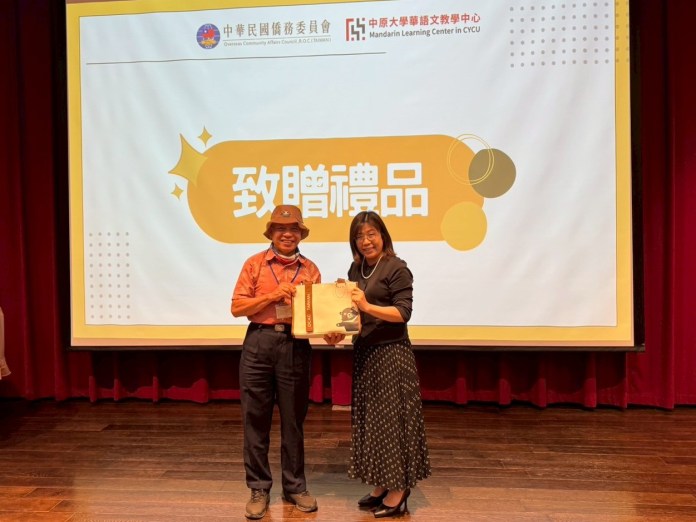 理論和實務兼具!「泰國華文教師來台研習班」中原大學開課 66 02 僑委會致贈禮品,由泰北地區光復高級中學劉啓光主任圖左代表受禮。