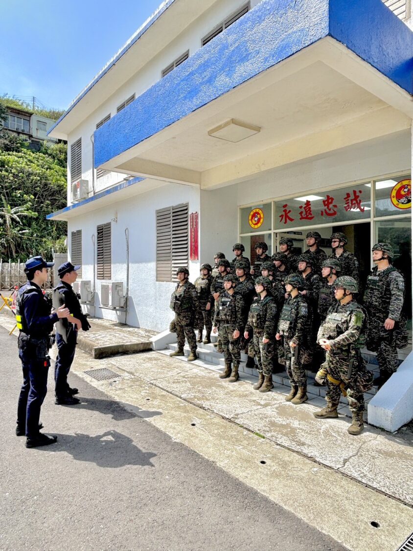 警方進行防詐宣導。(記者薛秀蓮翻攝)