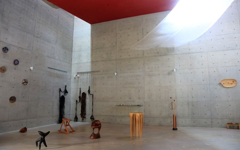 由策展人日籍藝術家菅野麻依子集結藝術家們，盡情述說《雕塑家具─Sculpture Furniture》一幅幅絢爛的故事。（圖/記者葉子綱翻攝）