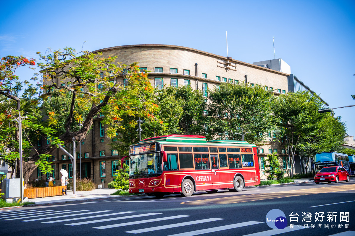 為響應世界地球日,市府鼓勵民眾搭乘市區電動公車暢遊嘉義市綠色交通最時尚/嘉義市府提供