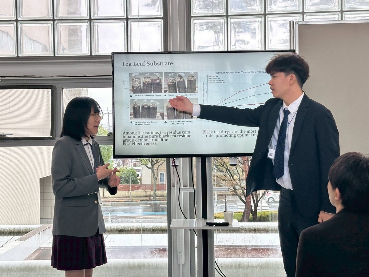 暨大整合語言中心與AI創新教室資源，協助學生透過沉浸式英語發表訓練與科技應用獲得首獎。（暨大提供）