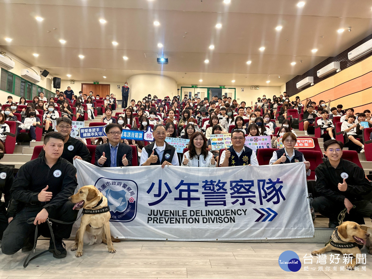 桃市警局少年警察隊攜手正覺教育基金會及桃警警犬隊，於中壢高商舉辦生動有趣、寓教於樂的宣導活動。