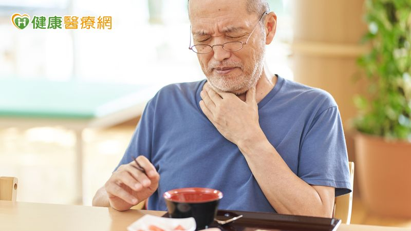 6旬男反胃嘔吐「連喝水都困難」 　竟是罕見末期食道弛緩不能症