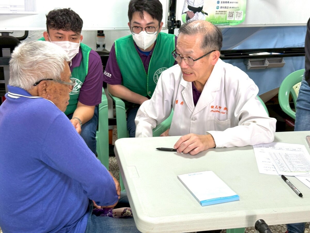 ▲杜元坤院長認為醫療從來不是等病人來，而是醫生要走出去、走進每個需要的角落！(記者 陳維鈞攝影）