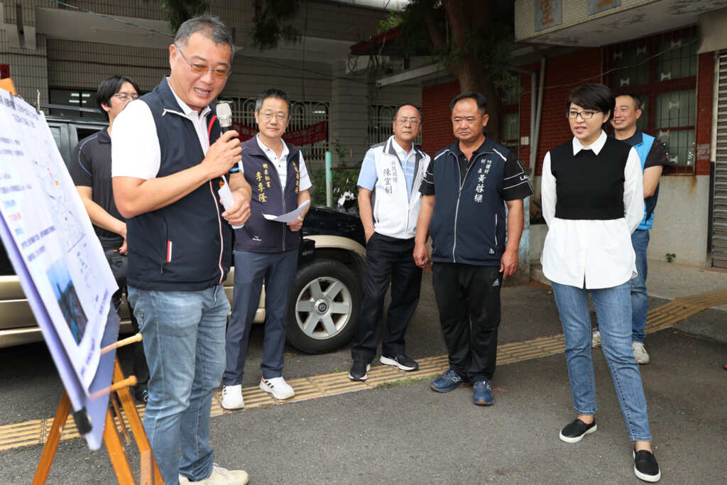 許淑華會勘名間鄉交通、進行鋪設路面、改善排水及新增擋土牆等工程，讓民眾出入及農產運輸更加安全(圖/張玉泰翻攝)