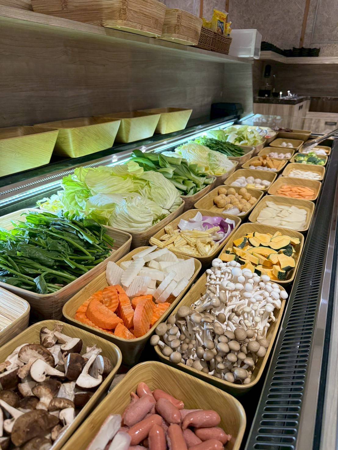 店內自助吧台提供超多種新鮮食材,也能滿足喜歡吃蔬菜的群眾。圖/火車讚養生石頭火鍋提供