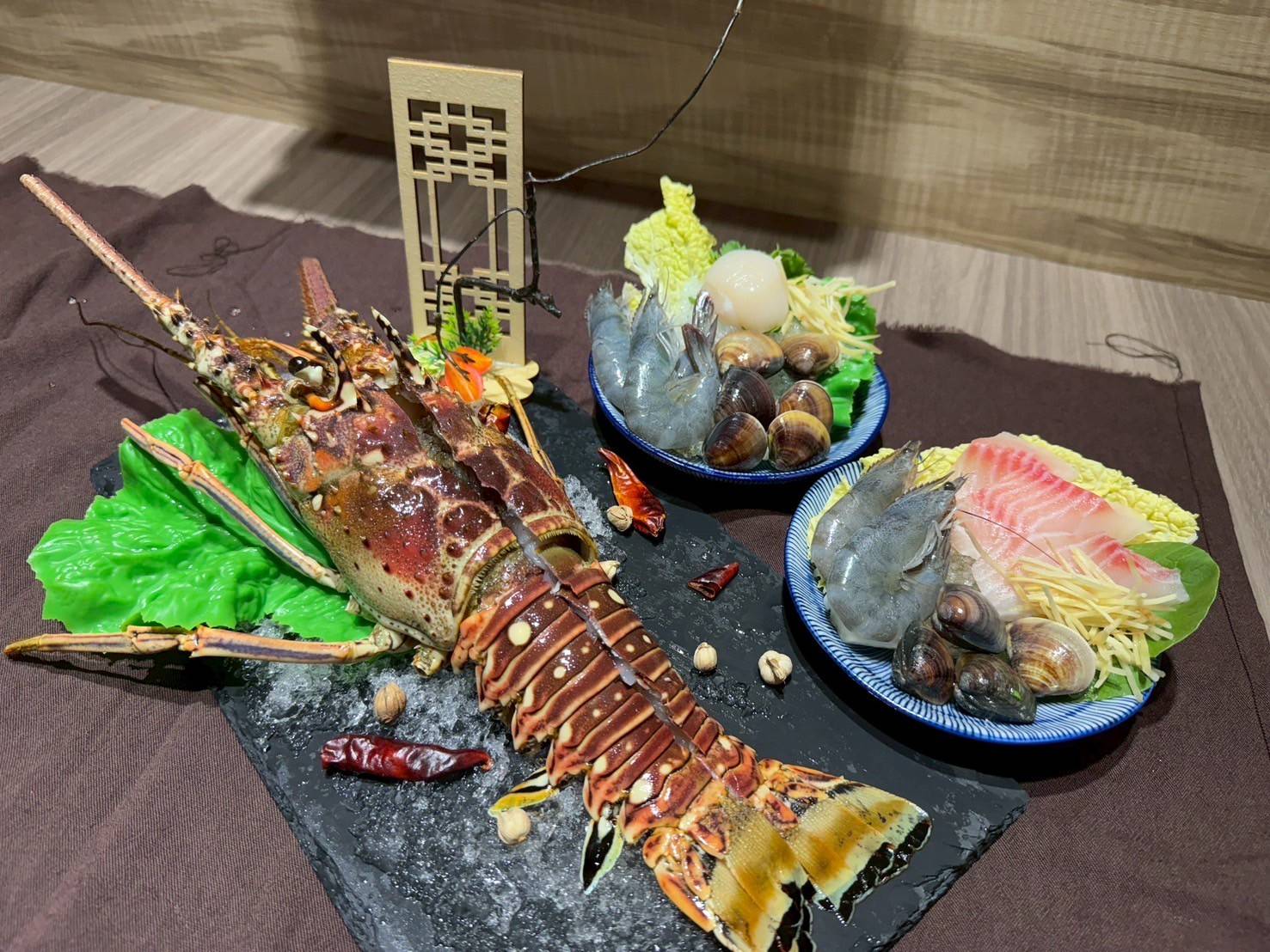 想吃龍蝦大餐也行!價格高貴不貴,回頭率超高。圖/火車讚養生石頭火鍋提供