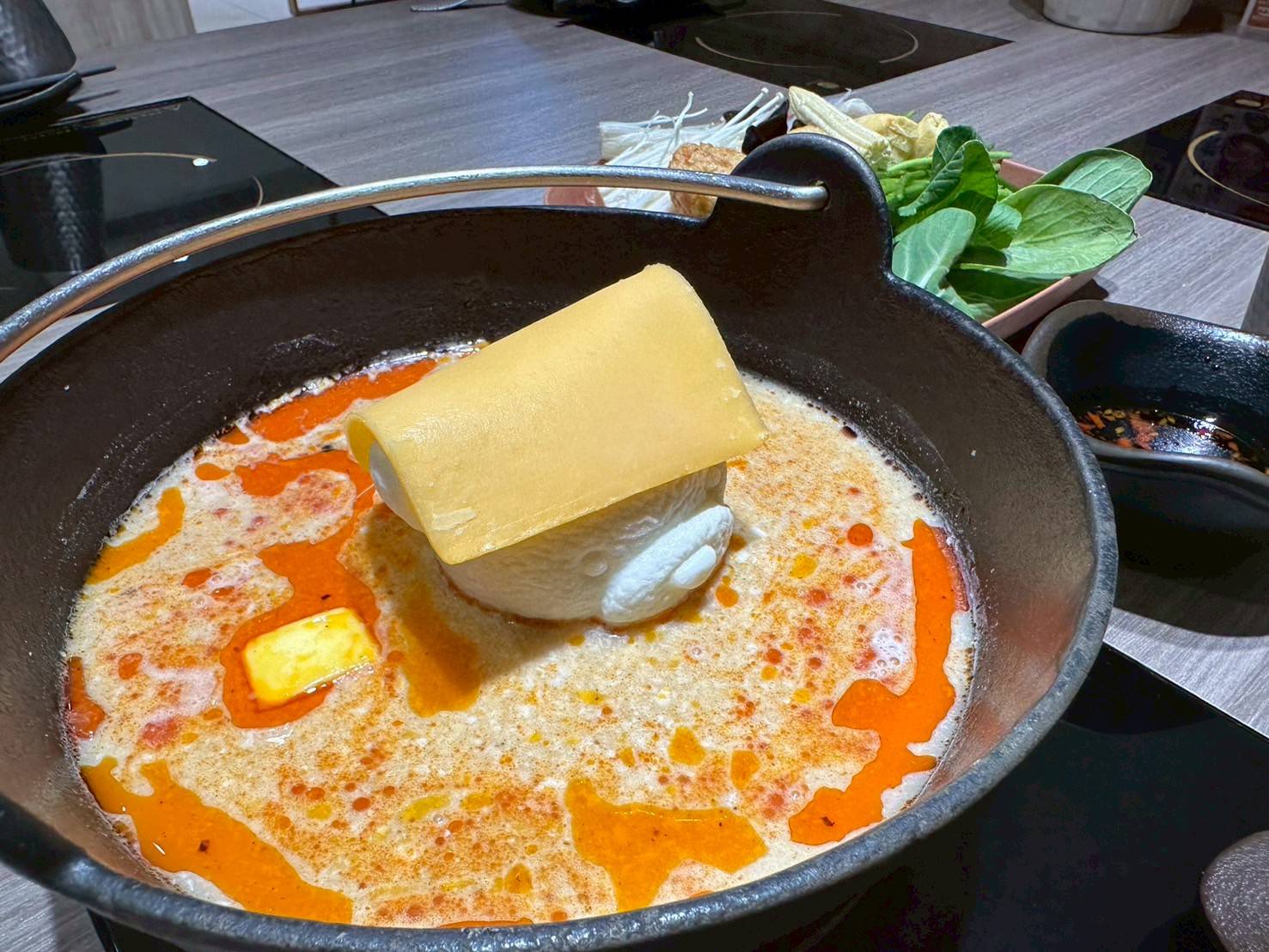 招牌牛奶起士湯鍋,給予顧客暖心的火鍋美味。圖/火車讚養生石頭火鍋提供