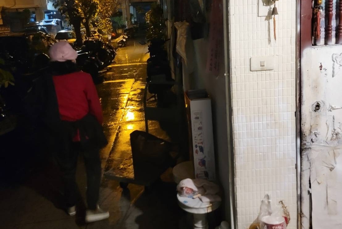 ▲圖說:一名衣服濕透的老婦人佇立街頭,熱心民眾協助報警求助 (圖/台中市政府 提供)