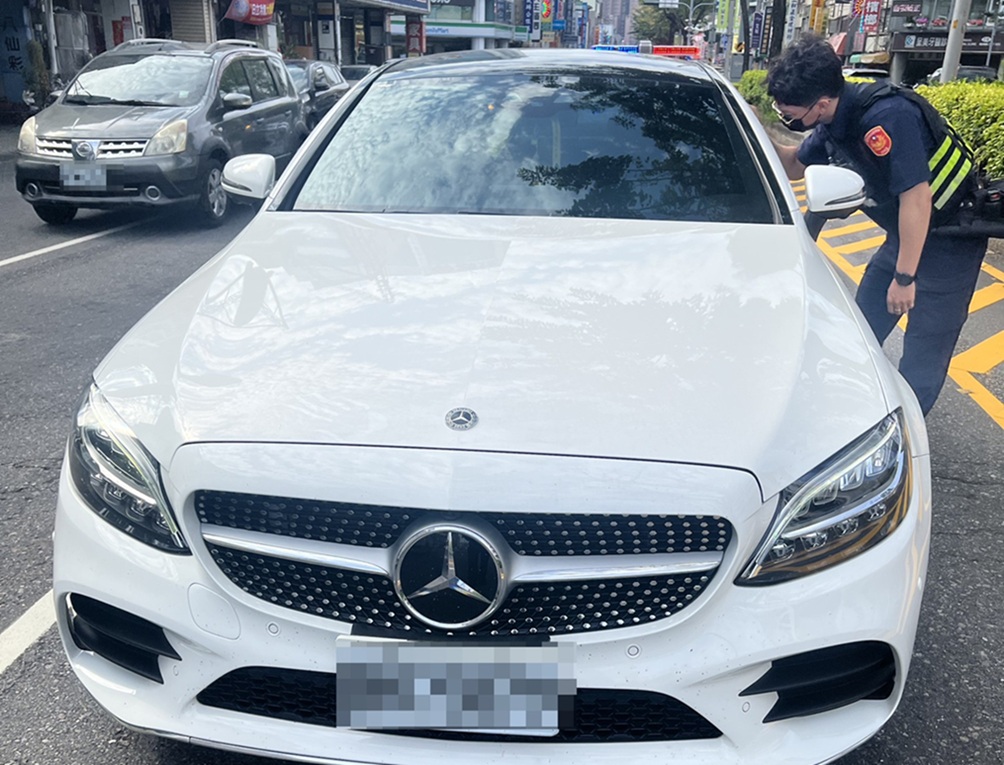 ▲圖說:29歲呂女酒後開車,渾身酒氣醉停路中,員警獲報前往處理 (圖/台中市政府 提供)